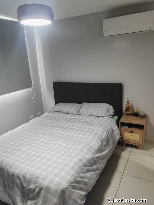 SE ALQUILA HABITACIÓN CON BAÑO 