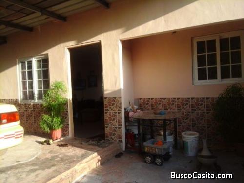 AMPLIA CASA DE 2 PISOS - NEGOCIABLE  