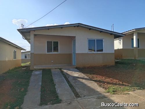 Vivienda de 3 recamaras, 2 baños, sala , la recámara principal cuenta con baño dentro.