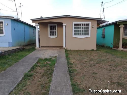 Se alquila hermosa casa, de 2 habitaciones, 1 baño, sala comedor, cocina, área de lavandería.