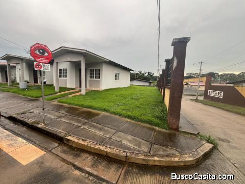 se alquila casa ubicada en la barrida La Roca Es Jesus ,Arraijàn.
