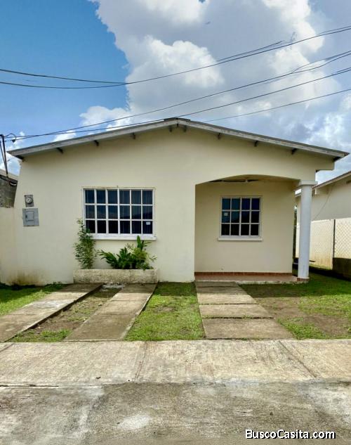 Se alquila cómoda casa en Penonomé en la barriada de Aguas Blancas.