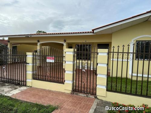 Casa en alquiler en Villas del Sur – 3 recámaras, terraza cerrada y patio