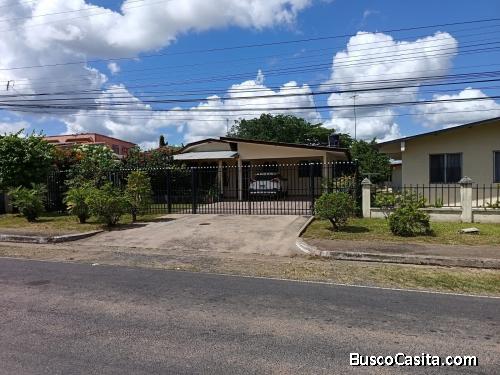 CASA AMPLIA EN EL CENTRO DE SANTIAGO, IDEAL PARA VIVIENDA O NEGOCIO