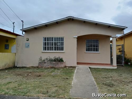 Se alquila casa en Villa Karola, cercada y con verjas