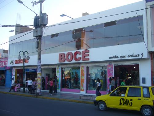 ALQUILO LOCAL AMPLIO EN PLENO CENTRO COMERCIAL DE CHIMBOTE