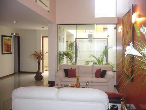 VENDO BONITA CASA 2 PISOS EN URB. CIPRESES - NUEVO CHIMBOTE.