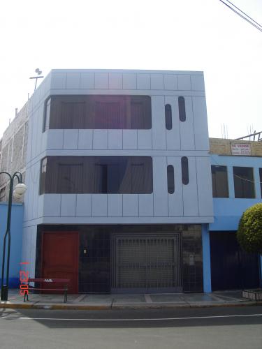 VENDO LOCAL-DPTOS.3 PISOS EN JR.BOLOGNESI Nº 105 - CHIMBOTE