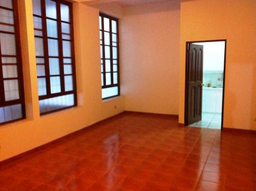 VENDO LINDO DEPARTAMENTO LA MOLINA, PRIMER PISO.