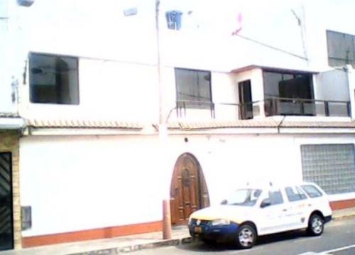 VENDO HERMOSA CASA EN LA PERLA DE 3 PISOS, CON 8 HABITACIONES,EXCELENTE UBICACION