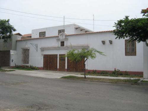 SE VENDE AMPLIA CASA EN URB. CALIFORNIA DE TRUJILLO.
