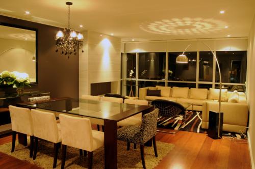 VENDO LUJOSO PISO DE 180 METROS CUADRADOS, FINOS ACABADOS, 3 DORMITORIOS, FRENTE AL GOLF DE SAN ISIDRO - LIMA