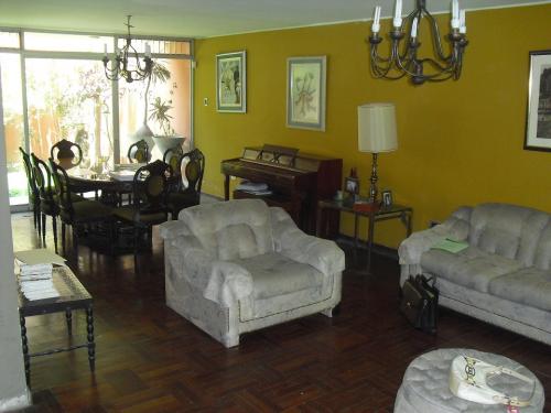 Quimperu vende casa de 200m2 en Surco, frente a parque