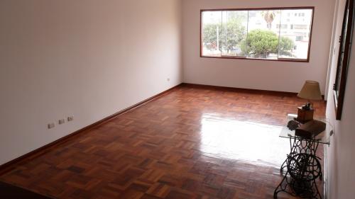 Quimperu vende departamento de 143m2 en San Isidro, cerca a centros comerciales.