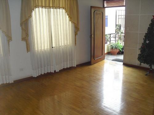 Quimperu vende departamento de 160m2 en La Victoria, frete a parque.