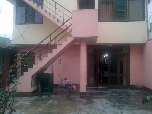 VENDO CASA DE DOS PISOS EN ZÁRATE- SJL