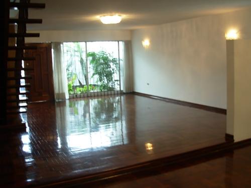 S.B.INMOBILIARIA VENDE CASA DE 3 PISOS Y 4 DORMITORIOS EN MONTERRICO SURCO