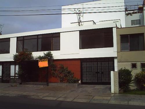 VENDO UNA CASA EN MIRAFLORES AURORA.