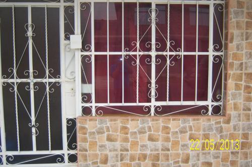 VENDO CASA CON 04 MINI DEPARTAMENTOS EN LICENCIADOS VENTANILLA