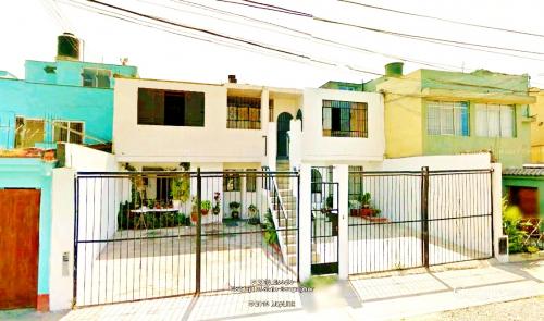 VENDO CASA A PRECIO DE TERRENO EN ZONA RESIDENCIAL DE LA MOLINA URB. INGENIEROS