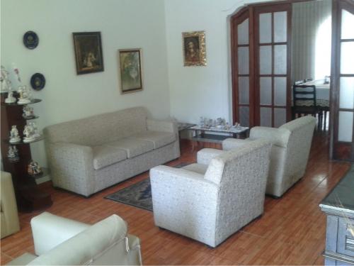 Quimperu vende acogedora casa en Magdalena de dos pisos. 1 Cochera.