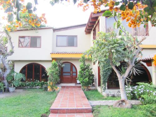 VENTA DE AMPLIA CASA EN URB. LA PLANICIE - LA MOLINA