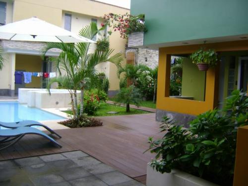 CASA MODERNA CON PISCINA EN URBANIZACION 520m2