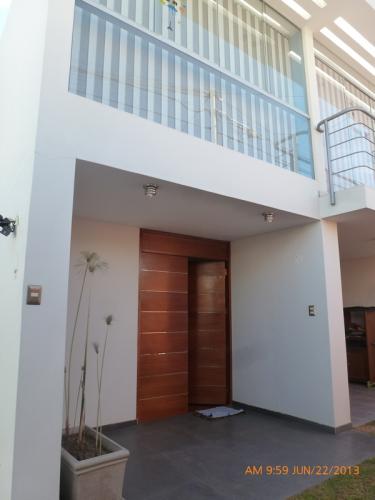 MODERNA CASA POR HOSPITAL GENERAL