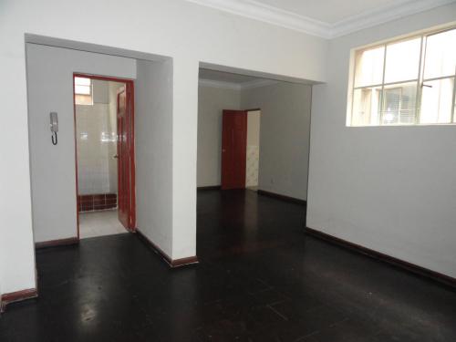 Vendo Amplio Departamento de 2 dormitorios en Jesús María, excelente ubicación.