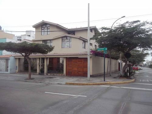 VENDO CASA, ZONA RESIDENCIAL URBANIZACION PROLONGACION BENAVIDES SURCO