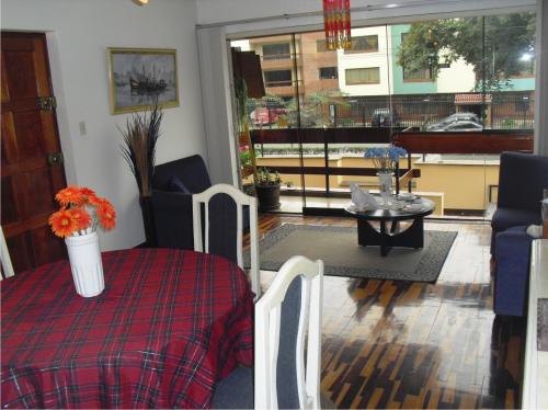 Quimperu vende precioso departamento en segundo piso en San Borja con vista exterior.