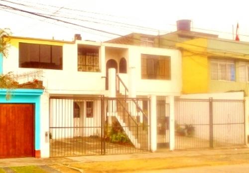 VENDO CASA A PRECIO DE TERRENO EN ZONA RESIDENCIAL DE LA MOLINA URB. INGENIEROS