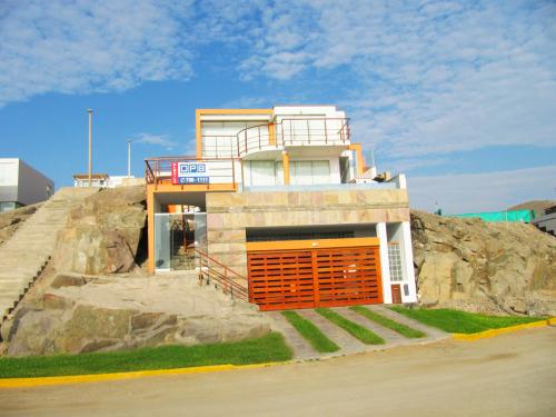 Alquiler de Casa con excelente vista al mar en Condominio Las Palmeras