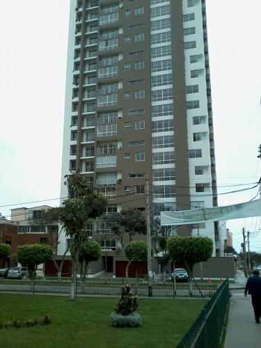 VENTA - Departamentos en Sergio Bernales 599 Barrio Medico - Surquillo : Flat y Duplex todos frente a Parque: ESTRENO 2 y 3 Dormitorios.