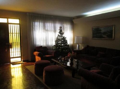 CASA DE 04 DORMIT., PARAMETROS 6 PISOS, 320 M2  MARANGA