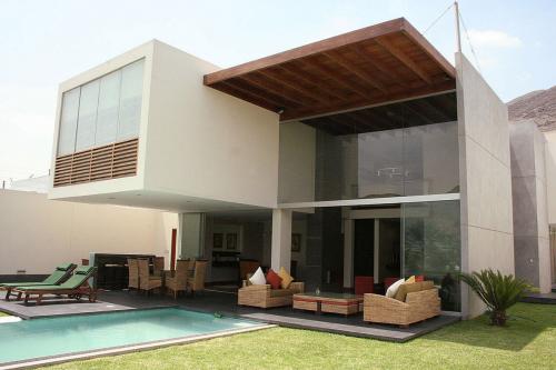 VENTA DE AMPLIA Y MODERNA CASA EN LAS LAGUNAS DE LA MOLINA