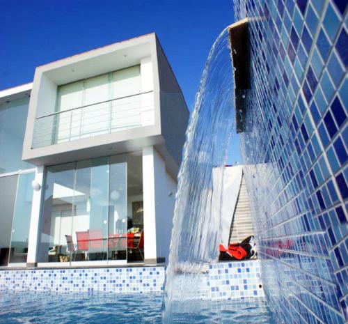 VENTA DE HERMOSA RESIDENCIA DE TRES NIVELES CON LINDA VISTA AL MAR EN CONDOMINIO LAS PALMERAS