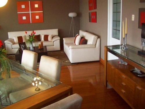 VENTA DE AMPLIO DPTO. EN EDIFICIO CON ÁREAS COMUNES UBICADO EN EXCLUSIVA URB. LAS CASUARINAS