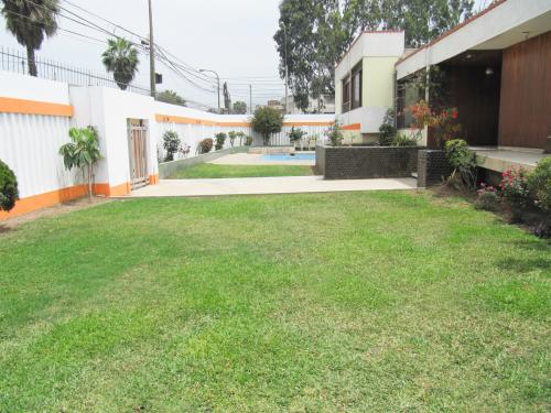 VENTA DE AMPLIA CASA EN URBANIZACIÓN CAMACHO - LA MOLINA