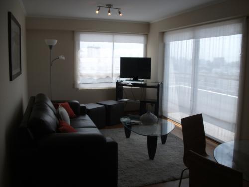 MIRAFLORES. VENDO MODERNO DUPLEX PISO 17 y 18, AMOBLADO, EQUIPADO, BALCÓN VISTA PANORÁMICA A LA CIUDAD y AL MAR. ÁREAS SOCIALES. CERCA AL MALECON.