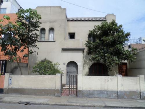 Casa en venta como terreno, bien ubicada en Jesus Maria