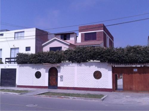 Quimperu vende amplisima casa en buen estado - Chorrillos.