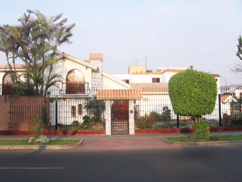 VENTA DE AMPLIA Y ACOGEDORA CASA EN AV. EL CORREGIDOR - LA MOLINA