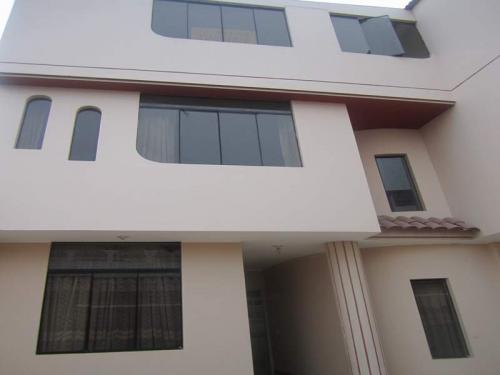 VENDO CASA 3 PISOS, URB. STA ROSA -  SANTIAGO DE SURCO  