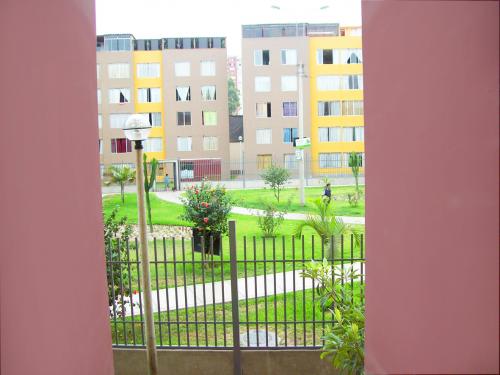 VENTA DE ACOGEDOR DPTO. DENTRO DE CONDOMINIO FAMILIAR EN SURCO