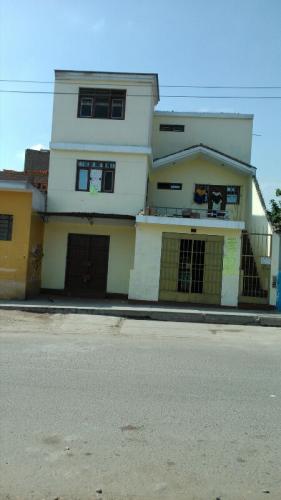 Casa frente a colegio en San Juan de Miraflores