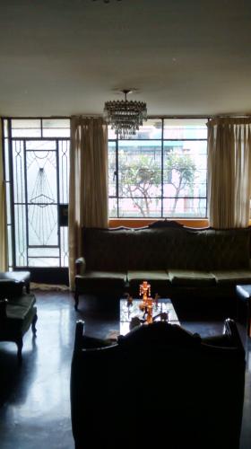 VENTA DE CASA EN PASAJE RAIMONDI  URB. VILLA LOS ANGELES   LOS OLIVOS 