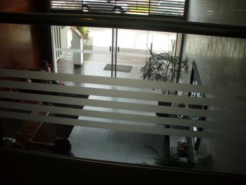 MIRAFLORES   -    ALQUILO DEPARTAMENTO CON COCHERA.