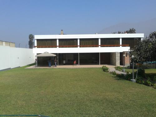 Casa preciosa con piscina y acabados de clase 