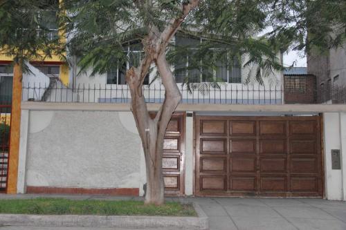 VENDO AMPLIA CASA DE 4 PISOS – SAN BORJA
